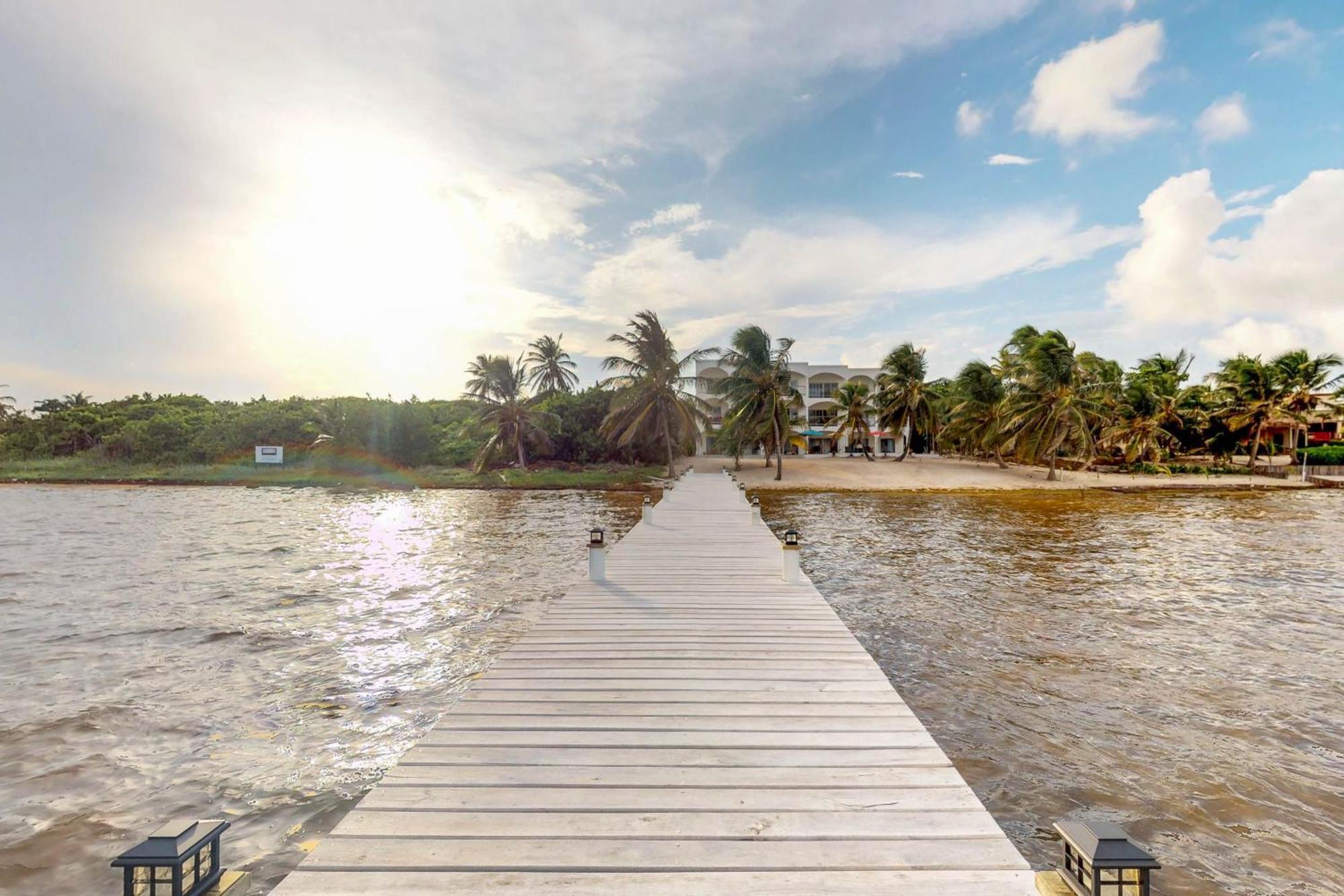 Blue Water Beach Villas سان بيدرو الغرفة الصورة