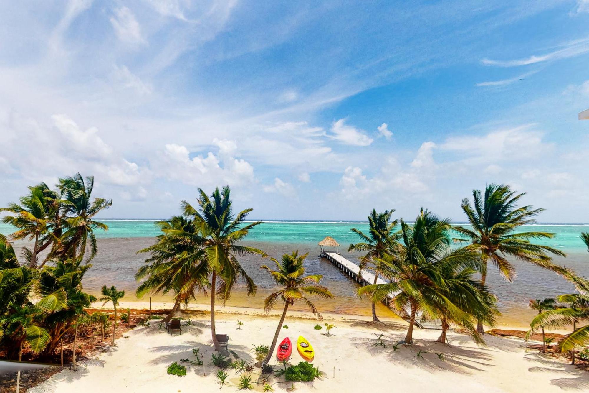 Blue Water Beach Villas سان بيدرو الغرفة الصورة